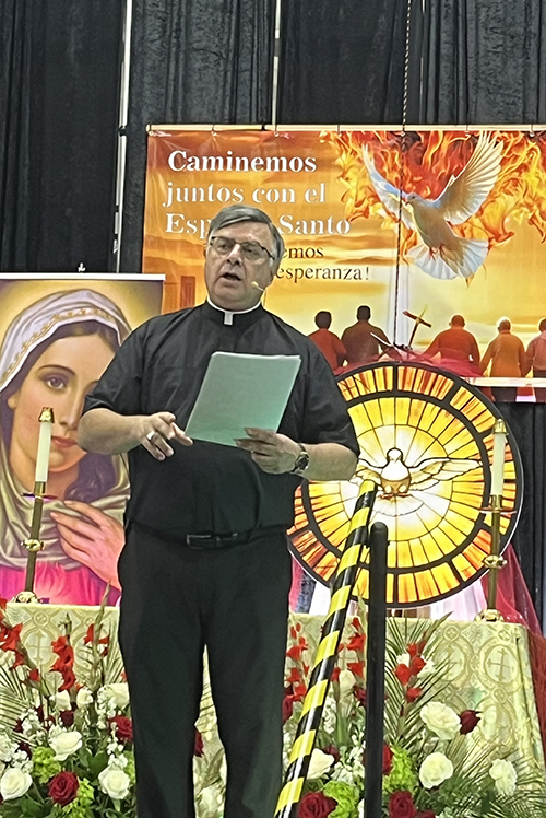 El P. Alejandro Marca, director de la Renovación Carismática Católica Hispana (RCCH) de Chicago, durante su charla centró su mensaje en la capacidad de Dios para transformar vidas, en la XL Conferencia Carismática, el 8 de junio de 2025 en la Universidad St. Thomas, en Miami Gardens.