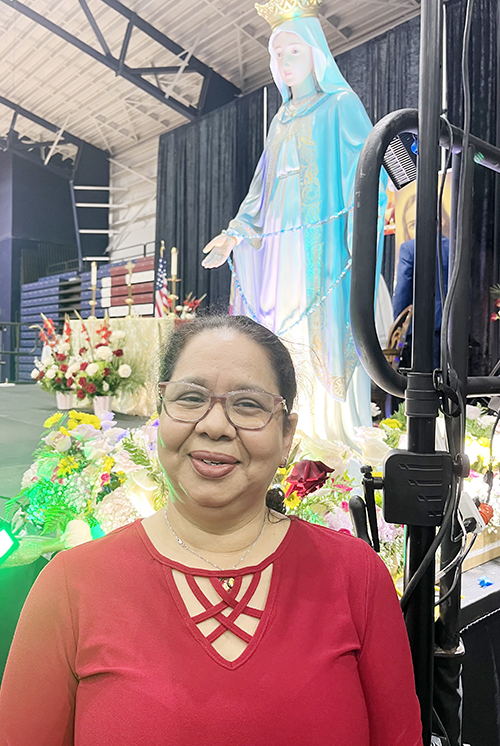 Martha Flores, integrante del grupo carismático de la iglesia St. Agatha en Miami, posa con la imagen de la Virgen María, el 8 de junio de 2025, durante la XL Conferencia Carismática, que se realizó el 7 y 8 de junio en la Universidad St. Thomas, en Miami Gardens.