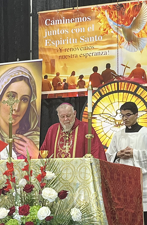 El Arzobispo Thomas Wenski, celebra la Misa de clausura de la XL Conferencia Carismática de Miami que se realizó el 7 y 8 de junio de 2025, en la Universidad St. Thomas, en Miami Gardens. La Misa se celebró el 8 de junio, el Domingo de Pentecostés.