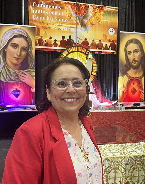 Evy Peralta, directora general de la Renovación Carismática Católica Hispana (RCCH) de Miami, señaló que la XL Conferencia Carismática convoca a que “vivamos con intensidad el regalo de los dones y carismas que se nos ha dado”. El evento se realizó el 7y 8 de junio de 2025, en la Universidad St. Thomas en Miami Gardens.