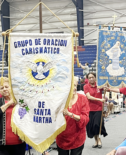Desfile de estandartes de los diferentes grupos de la Renovación Carismática de la Arquidiócesis de Miami el 8 de junio de 2025 durante la Misa de clausura de la XL Conferencia Carismática en la Universidad St. Thomas en Miami Gardens.
