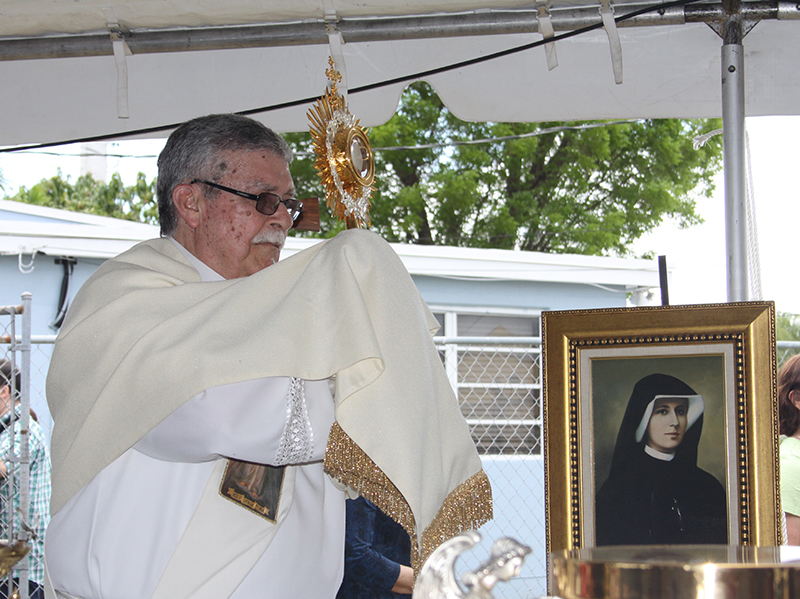 On April 12, 2015, Deacon Rafael de los Reyes, the spiritual director of the Divine Mercy Apostolate of the Archdiocese of Miami, led the Eucharistic procession during the Holy Hour on the Feast of Divine Mercy.