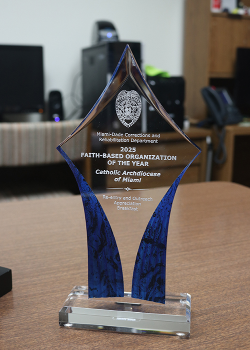 La Arquidiócesis de Miami recibió el premio a la Organización Religiosa del Año 2025 por su incansable labor pastoral en los centros de detención del Condado de Miami-Dade. El premio otorgado por el Departamento de Correcciones y Rehabilitación del Condado de Miami-Dade (Miami-Dade Corrections and Rehabilitation Department) lo recibió el diácono Edgardo Farías, director del Ministerio Arquidiocesano de Prisiones.