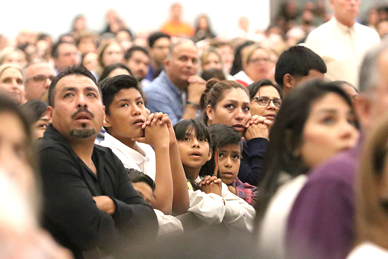 The faithful read the prayer to consecrate themselves to the Sacred Heart at the Great Vigil in Honor of the Two Hearts of Jesus and Mary on June 27, 2025 at Our Lady of Guadalupe Parish, Doral.