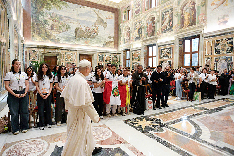 El Papa León XIV se reúne con un grupo de jóvenes de Perú en el Vaticano, el 28 de julio de 2025, con motivo del inicio del Jubileo de los Jóvenes en Roma.