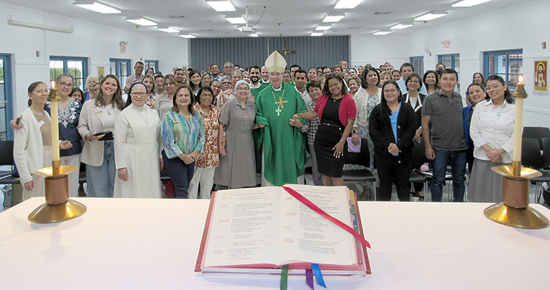 Los participantes de la Segunda Conferencia de Teología organizada por el Instituto Pastoral del Sureste para el Ministerio Hispano, SEPI, y la Escuela Bíblica Católica Yeshu’a se toman una foto grupal con el Cardenal Christophe Pierre, Nuncio Apostólico en Estados Unidos, después de la celebración de la Eucaristía, el 19 de julio de 2025. La conferencia se realizó del 18 al 20 de julio en el SEPI.