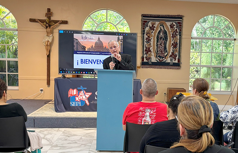 Mons. Silvio Báez, Obispo Auxiliar de la Arquidiócesis de Managua, Nicaragua, y doctor en Sagradas Escrituras, habla sobre “La Iglesia Profética que vive al servicio de Dios”, el 19 de julio. Mons. Báez fue uno de los ponentes de la Segunda Conferencia de Teología organizada por el Instituto Pastoral del Sureste para el Ministerio Hispano, SEPI, del 18 al 20 de julio de 2025.