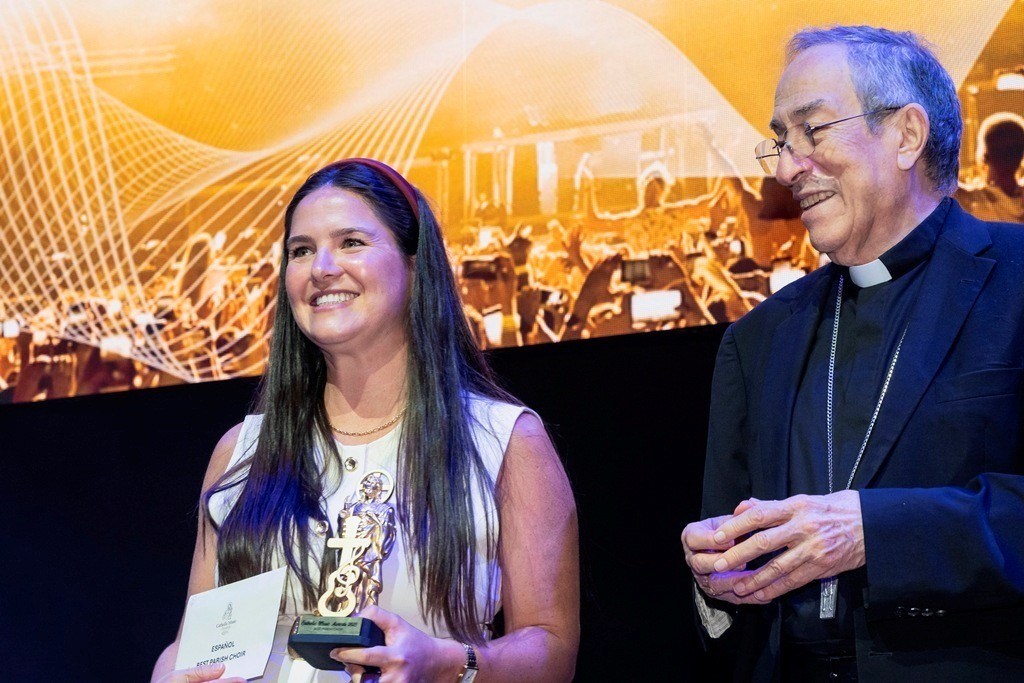 Ana Cala poses with the Catholic Music Award earned by the Agnes Choir of Key Biscayne for best pop song in Spanish at the first-ever Catholic Music Awards, held July 27, 2025. Standing with her is Cardinal Óscar Rodríguez Maradiaga.