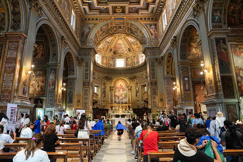 Pilgrims visit the Church of San Marcello al Corso in Rome to venerate the relics of Blessed Carlo Acutis July 31, 2025, during the Jubilee of Youth, ahead of his Sept. 7 canonization.