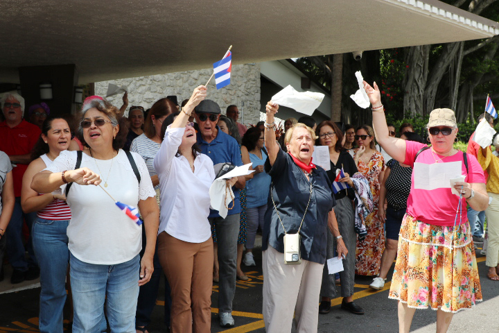 Feligreses de la iglesia Nativity en Hollywood despiden a la Virgen de la Caridad que peregrina por primera vez al sur del condado de Broward, el 23 de agosto de 2025.