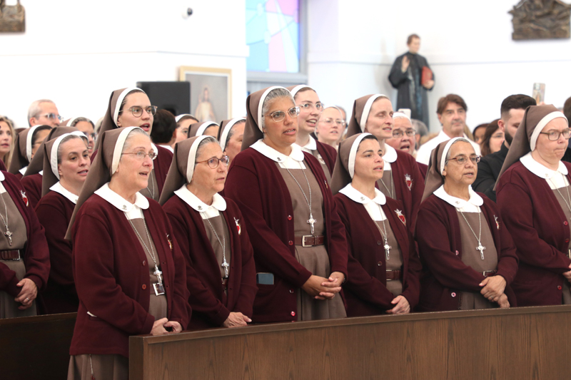Mother Adela Galindo (left), foundress of the Servants of the Pierced Hearts of Jesus and Mary, sings the Gloria with her sisters during her 40th anniversary Mass August 15, 2025 at Our Lady of Guadalupe Parish in Doral.