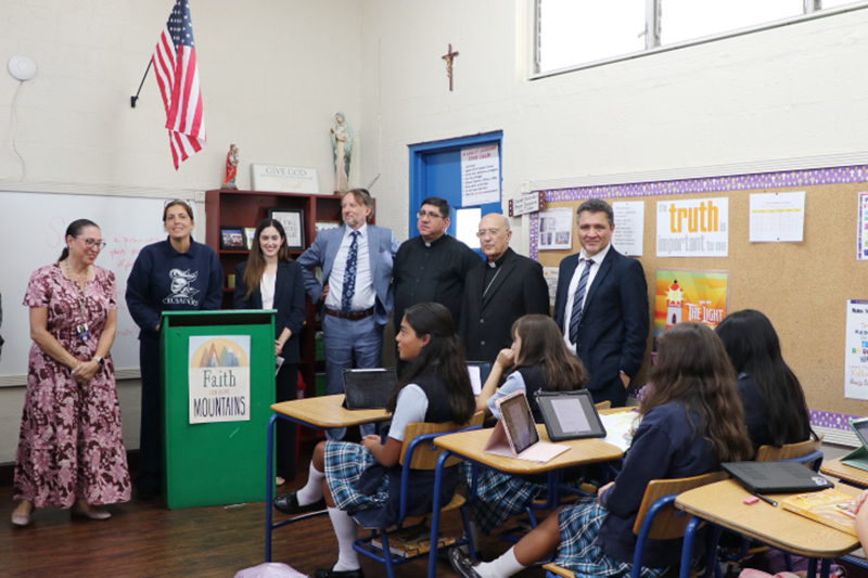 El Cardenal Pedro Barreto, arzobispo emérito de Huancayo, Perú (segundo desde la derecha), visita la clase de religión de octavo grado de la escuela St. Michael the Archangel, en Miami, el 25 de agosto de 2025. Lo acompañan, desde la izquierda, Lisette Reina-Naranjo, directora de la escuela; Mónica Gaetan, maestra de religión; Sofía Hochschild, educadora peruana; Geoff Cocksworth, consejero educativo; el P. Pablo Presilla, vicario de la iglesia St. Michael; y Miguel Cruzado, consejero educativo, quien forma parte de la delegación peruana.