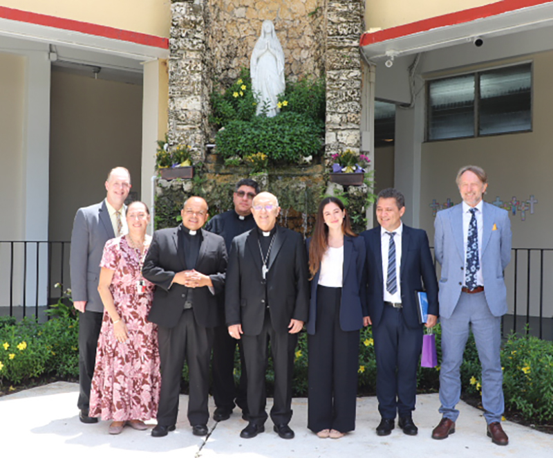Después de la visita del cardenal peruano, Pedro Barreto a la escuela St. Michael the Archangel, el 25 de agosto, posan para la foto, desde la izquierda: Jim Rigg, superintendente arquidiocesano de escuelas; Lisette Reina-Naranjo, directora de la escuela; el P. Elvis González, párroco de St. Michael; el P. Pablo Presilla, vicario; el Cardenal Barreto; y los integrantes de la delegación peruana, Sofia Hochschild; Miguel Cruzado y Geoff Cocksworth.