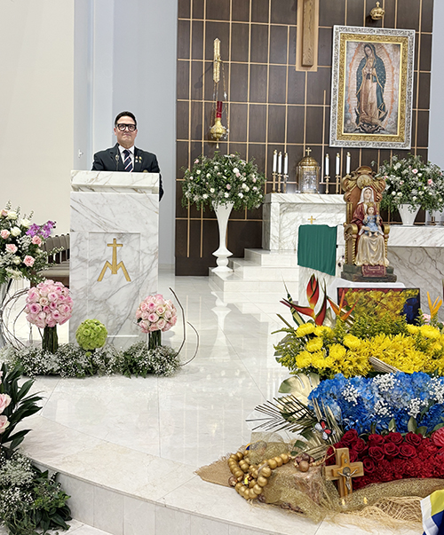 Raúl González, presentador de televisión y ujier de la iglesia Our Lady of Guadalupe en Doral leyó la primera lectura de la Misa en honor a la Virgen de Coromoto, el 11 de septiembre de 2025.