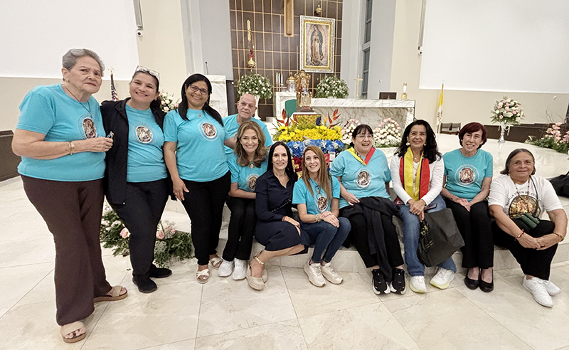 Miembros del Apostolado Mundial de la Virgen de Coromoto en Miami posan para la foto delante de la imagen de su patrona, el 11 de septiembre de 2025, en la iglesia Our Lady of Guadalupe donde se realizó una Misa en su honor.