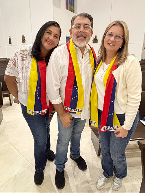 Desde la izquierda, Carolina López, Oswaldo Yépez y Vanessa Guillod integrantes de la Coral Cantar de Cantares posan para la foto después de la Misa en honor a la Virgen de Coromoto, en la iglesia Our Lady of Guadalupe en Doral, el 11 de septiembre de 2025.