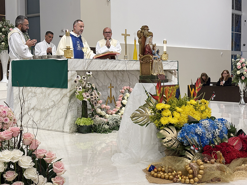 El Padre Israel Mago (centro), párroco de la iglesia Our Lady of Guadalupe presidió la Misa en honor a la Virgen de Coromoto, patrona de Venezuela. Concelebraron con él los sacerdotes de la iglesia venezolana, el P. Jesús Rincón (izquierda) y el P. Domingo Marcano (derecha).