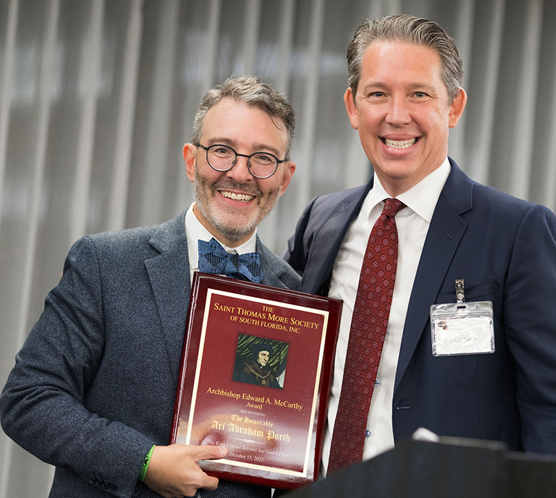 Attorney David Braun, president of the St. Thomas More Society of South Florida, presents Judge Ari Abraham Porth with the Society’s 2025 Archbishop Edward A. McCarthy Award during the Red Mass banquet Oct. 15, 2025, in Fort Lauderdale.