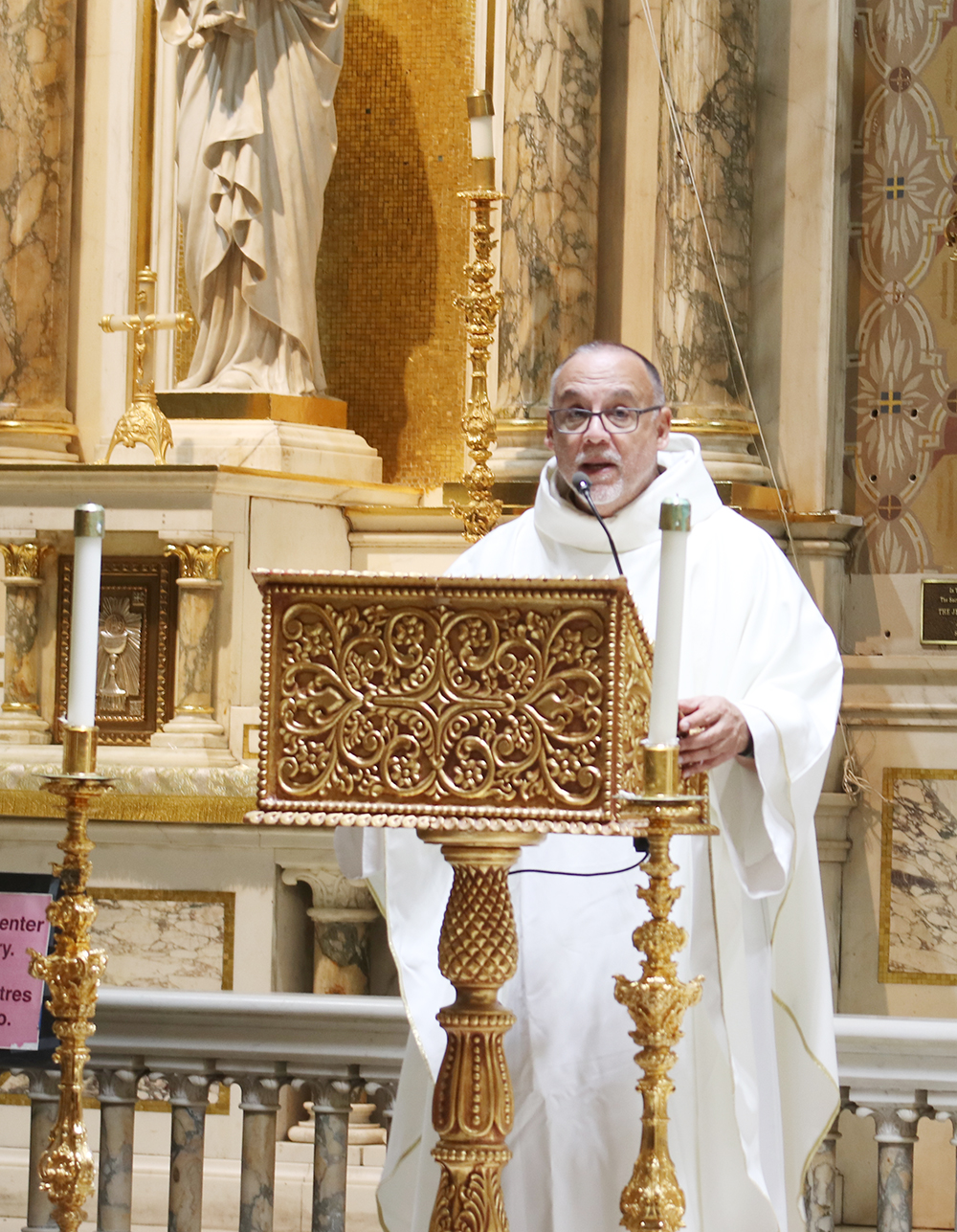 El P. Pedro Corces, vicario parroquial de la iglesia Our Lady of Divine Providence en Miami, durante su homilía de la Misa por los inmigrantes hizo eco al pedido de los Obispos de EE. UU. a que se respeten los derechos de los inmigrantes, el 13 de noviembre en la iglesia Gesu en el centro de Miami.