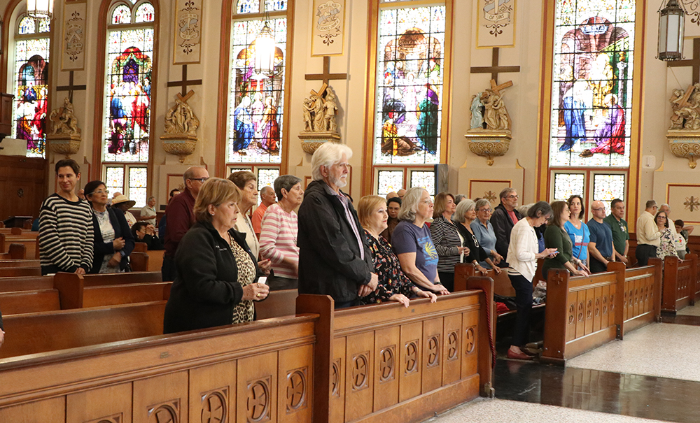 Decenas de feligreses de diferentes parroquias asistieron a la Misa por los inmigrantes el 13 de noviembre de 2025, el día de la fiesta de Madre Cabrini, patrona de los inmigrantes, en la iglesia Gesu en el centro de Miami.