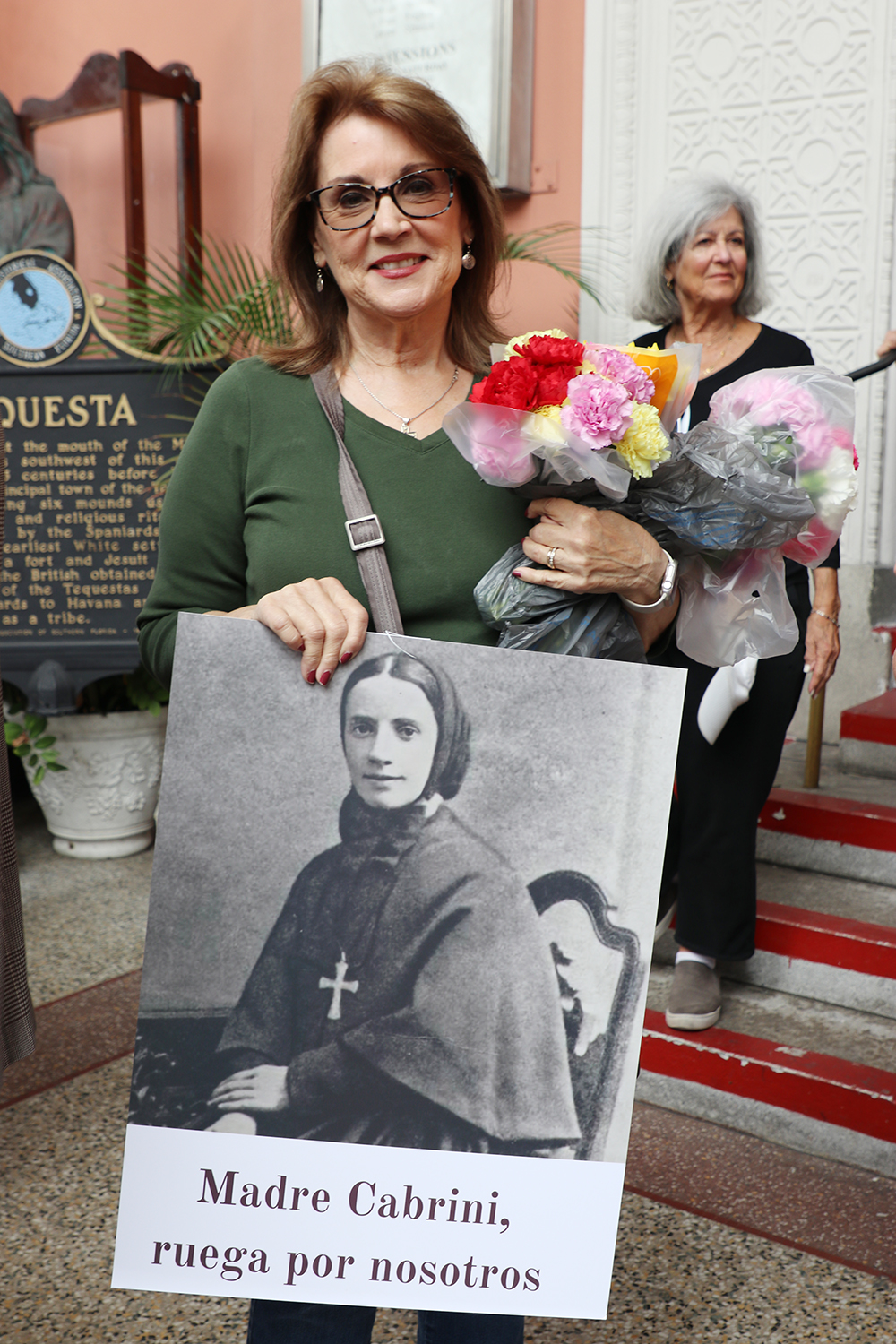 Teresita Bosa  Fernández sostiene la imagen de la Madre Cabrini después de asistir a la Misa por los inmigrantes el 13 de noviembre, el día de la fiesta de Madre Cabrini, patrona de los inmigrantes, en la iglesia Gesu en el centro de Miami.
