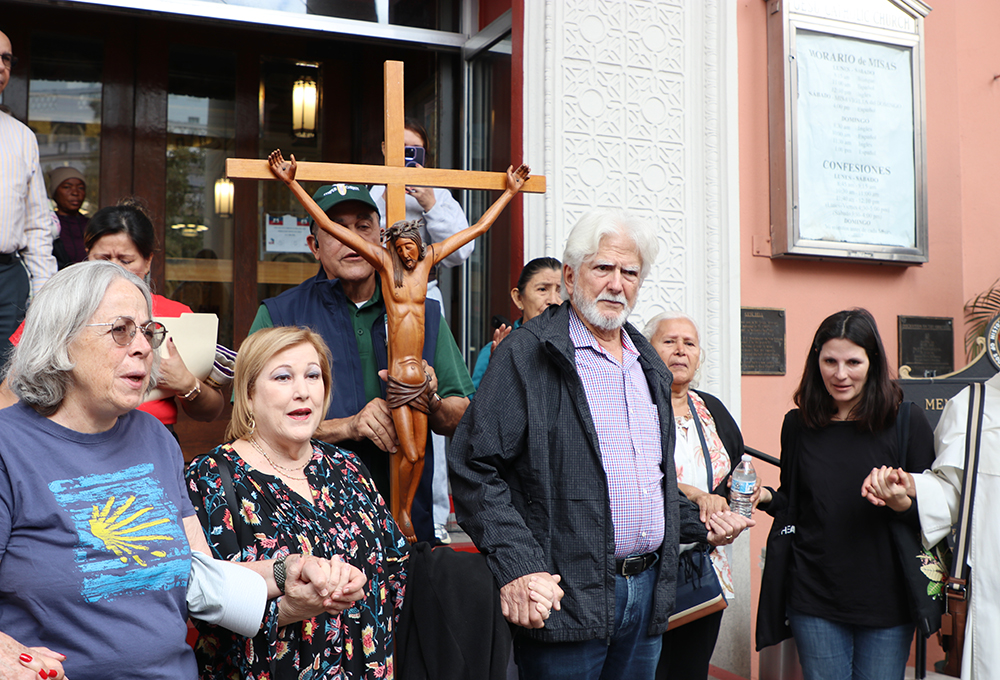 Feligreses de diferentes parroquias arquidiocesanas de Miami rezan por los inmigrantes después la Misa en su honor, el 13 de noviembre, el día de la fiesta de Madre Cabrini, patrona de los inmigrantes, en la iglesia Gesu en el centro de Miami.