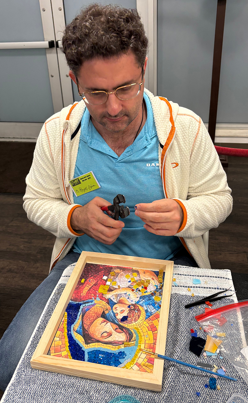 Razek Ajam, participante del taller de Arte Sacro en la parroquia Our Lady of Guadalupe, dijo que el taller es “el arte de orar con colores”, durante una clase en octubre de 2025.