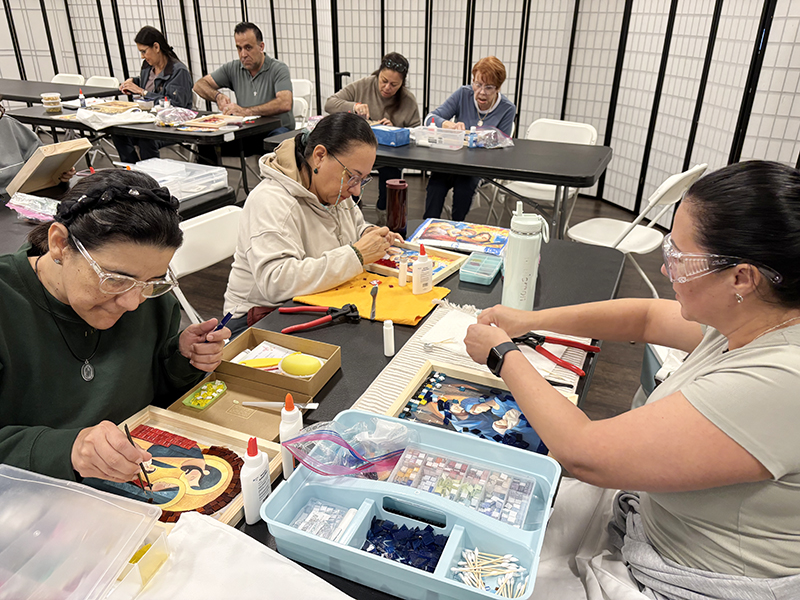 Durante 12 semanas los participantes del taller de Arte Sacro en la parroquia Our Lady of Guadalupe, en Doral, transforman cristales en arte cargado de significado.