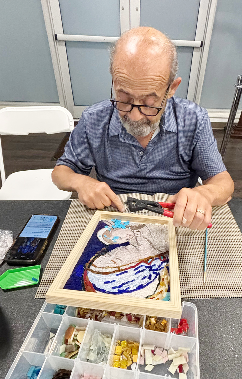 Fatallah Kadid, participante del taller de Arte Sacro en la parroquia Our Lady of Guadalupe en Doral, trabaja en su creación en octubre de 2025.