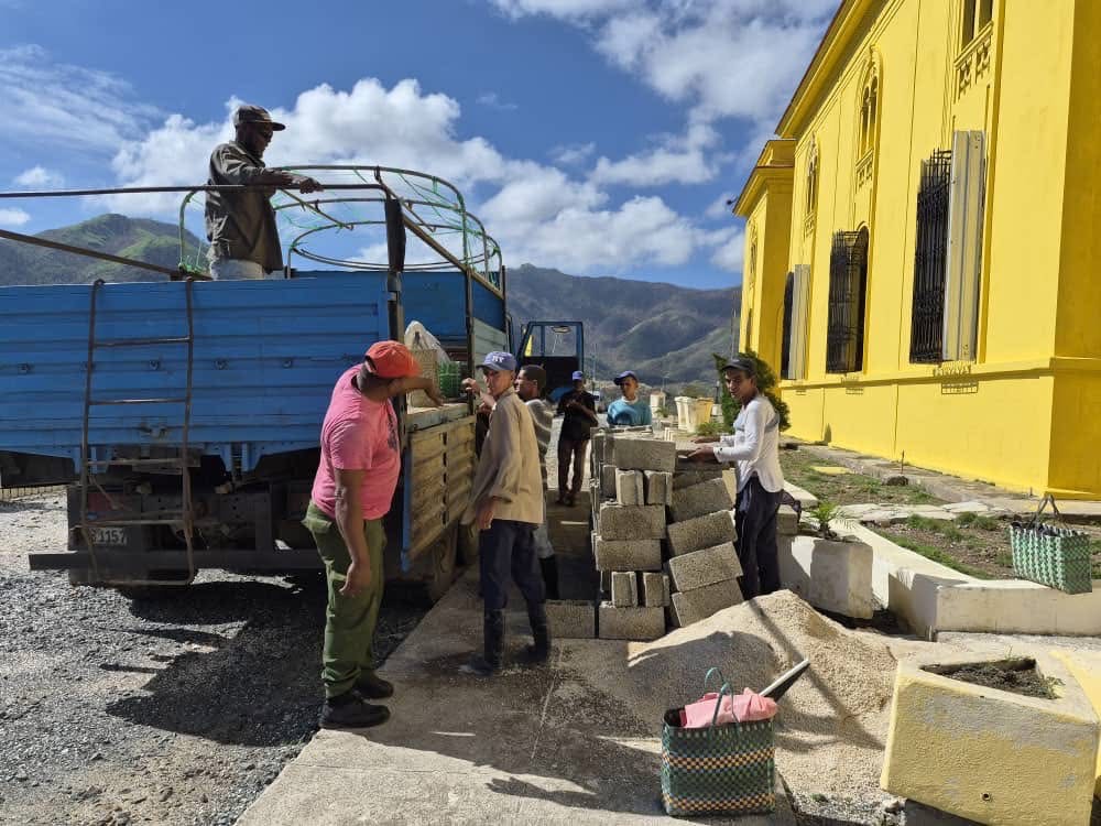 Pobladores de El Cobre, en el Oriente de Cuba, inician las labores de reconstrucción de la Basílica de la Virgen de la Caridad cuya estructura sufrió daños por el paso del huracán Melissa a finales de octubre de 2025.