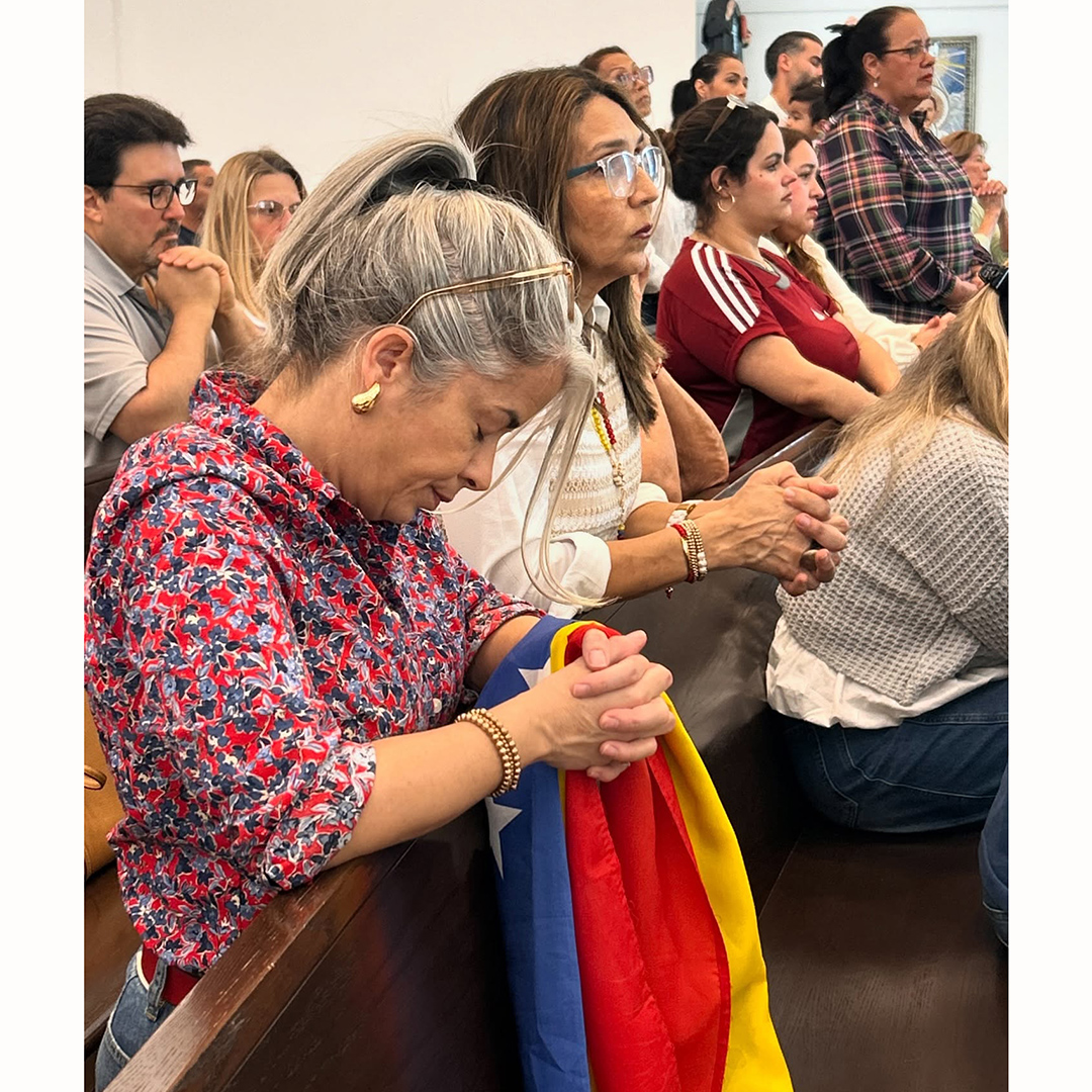 Cientos de venezolanos del Sur de La Florida acudieron a rezar a la iglesia Our Lady of Guadalupe, en Doral, por la libertad de su país el 4 de enero de 2026, después de la captura de Nicolás Maduro el día anterior en Venezuela.