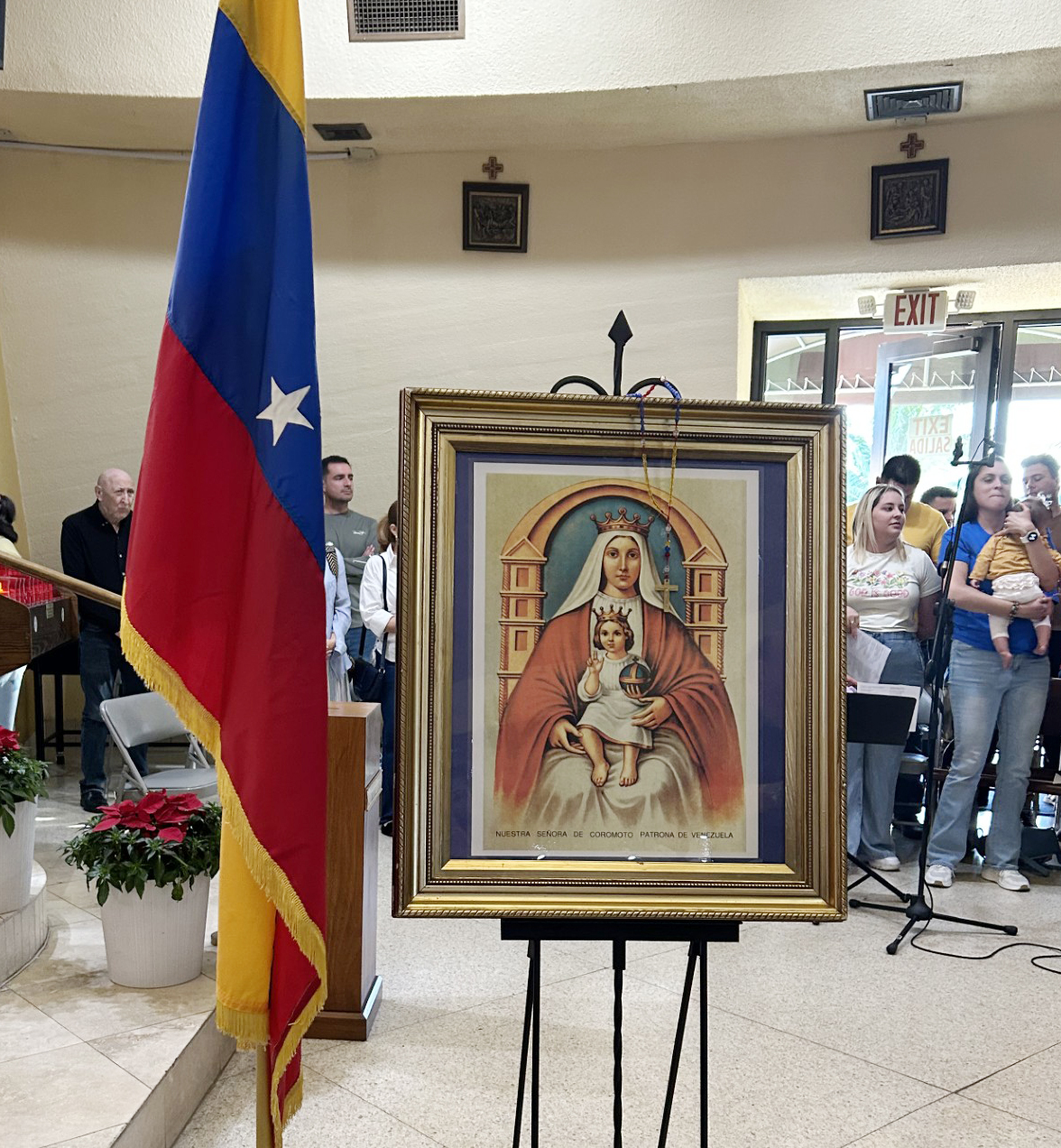 Imagen de la Virgen de Coromoto, patrona de Venezuela, con la bandera de ese país en la Ermita de la Caridad en Miami durante la Misa que se ofreció por Venezuela el 4 de enero.