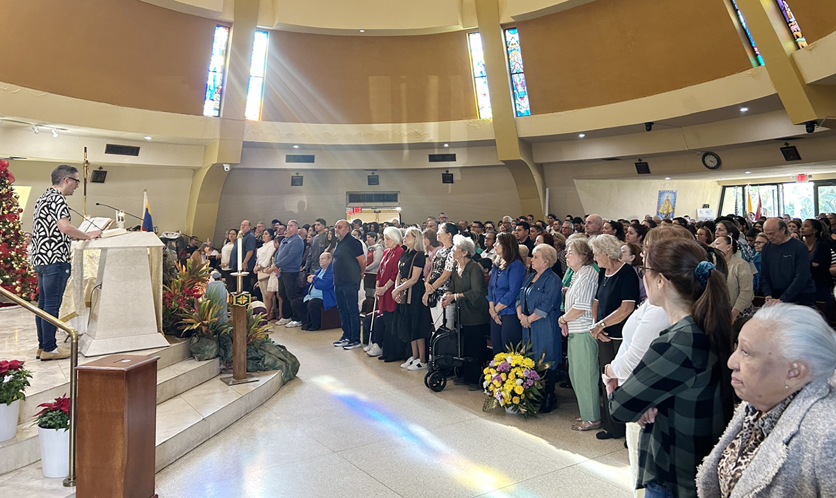 Asistentes de una Misa dominical en el Santuario de la Ermita de la Caridad rezaron por la libertad de Venezuela, el 4 de enero de 2026, un día después de la captura de Nicolás Maduro en Venezuela.