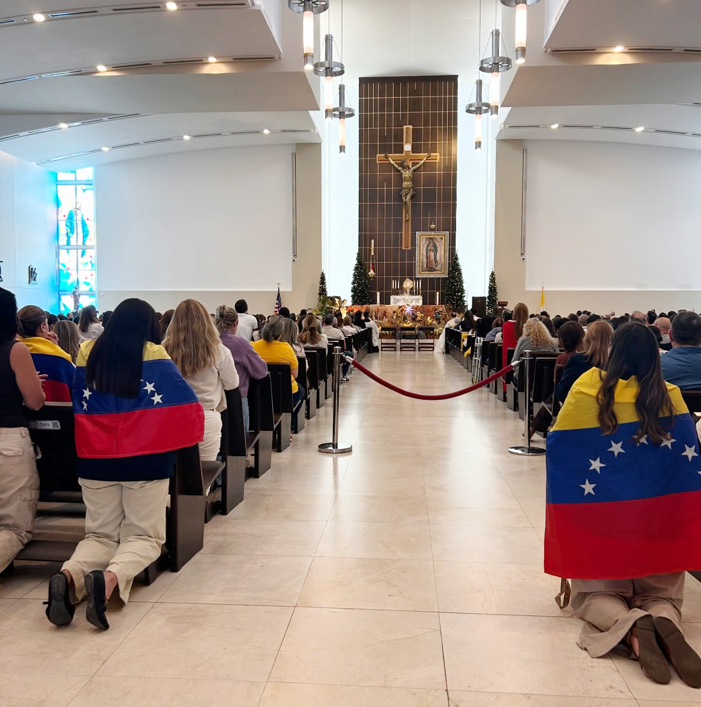 Cientos de venezolanos del Sur de La Florida acudieron a rezar durante una Hora Santa en la iglesia Our Lady of Guadalupe, en Doral, por la libertad de su país, el 4 de enero de 2026, después de la captura de Nicolás Maduro el día anterior en Venezuela.