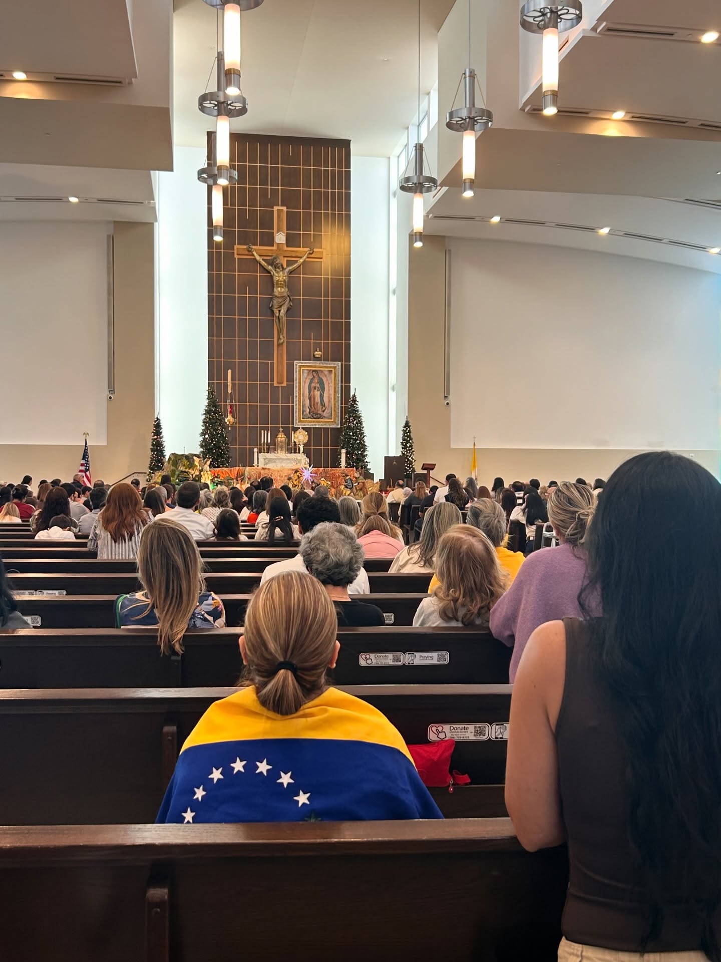 Cientos de venezolanos del Sur de La Florida acudieron a rezar durante una Hora Santa en la iglesia Our Lady of Guadalupe, en Doral, por la libertad de su país, el 4 de enero de 2026, después de la captura de Nicolás Maduro el día anterior en Venezuela.