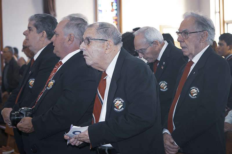 El Dr. Santiago Cardenas, al frente a la izquierda, participa junto con otros miembros de los Caballeros Catolicos en la Misa de inauguracion de la sexta Semana Social, celebrada por Mons. Enrique Delgado, obispo auxiliar de Miami, el 2 de febrero de 2020 en la iglesia St. John the Apostle en Hialeah.