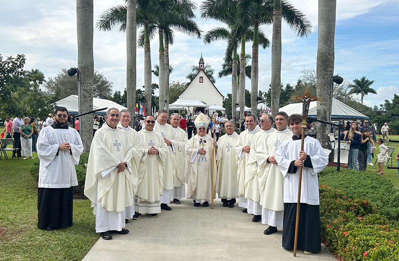 El Obispo Auxiliar de Miami Enrique Delgado (centro) posa para la foto con sacerdotes arquidiocesanos y de la comunidad de Schoenstatt después de celebrar la Misa por los 15 años de la construcción del Santuario, el 14 de diciembre de 2025 en Homestead, donde se ubica el santuario.