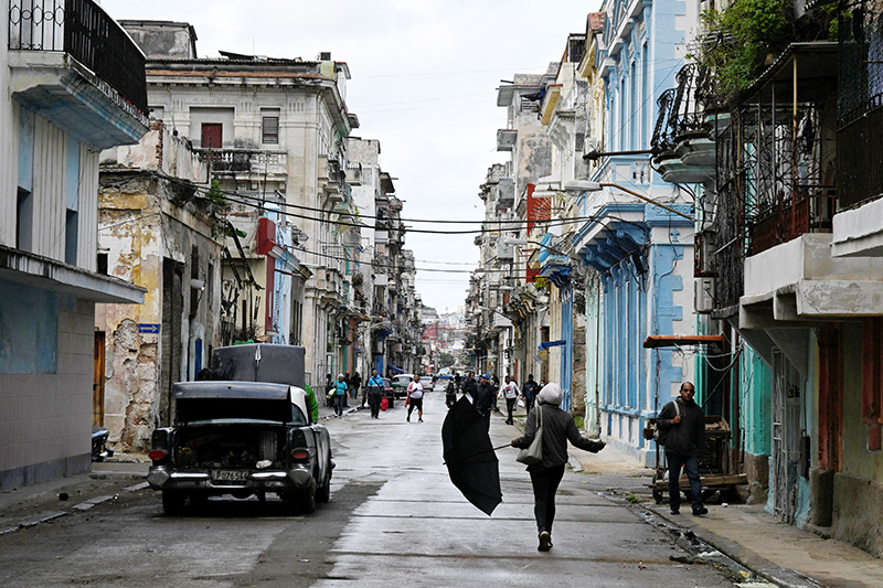 Personas caminan por una calle en La Habana, mientras cubanos de todos los sectores de la sociedad entran en modo supervivencia, enfrentando apagones aparentemente interminables y el aumento vertiginoso de los precios de los alimentos, el combustible y el transporte, mientras Estados Unidos amenaza con imponer un estrangulamiento económico a la nación gobernada por el comunismo. Cuba, 30 de enero de 2026.