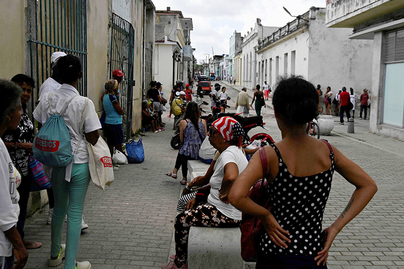 La gente hace cola para entrar en una sucursal bancaria en La Habana, mientras cubanos de todos los ámbitos sociales se refugian en el modo de supervivencia, lidiando con apagones aparentemente interminables y precios disparados de los alimentos, el combustible y el transporte, a medida que Estados Unidos aumenta la presión sobre la nación comunista, en La Habana, Cuba, el 26 de enero de 2026.