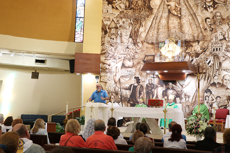 Fernando Gómez, director de los Movimientos Apostólicos Hispanos agradeció a los representantes de los diferentes movimientos que asistieron a la Misa de clausura del Envío de los movimientos, el 24 de enero de 2026, en La Ermita de la Caridad. La Misa fue celebrada por el Obispo Auxiliar de Miami Enrique Delgado, segundo desde la derecha, y concelebrada por el P. Hugo Tagle del Movimiento de Schoenstatt en Miami y el P. Rafael Capó, director espiritual de los movimientos.