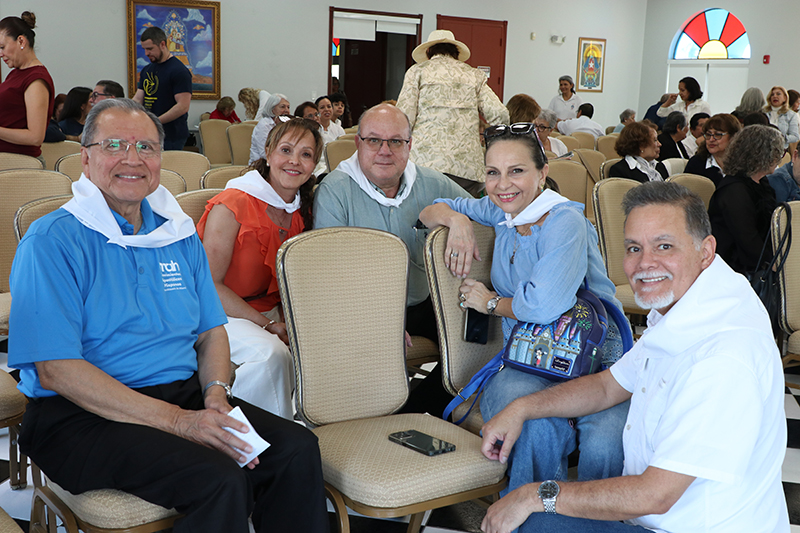 Integrantes del Movimiento de Schoenstatt en Miami posan para la foto durante la charla sobre el documento Apostolicam Actuositatem, del Concilio Vaticano II, dedicado a los laicos. La charla fue parte de las actividades del Envío de los Movimientos Apostólicos Hispanos de este año, el 24 de enero, en La Ermita de la Caridad. Desde la izquierda, Roger Velasquez, Clovis Castellanos, Jorge Salazar y Carolina y Jorge Pulido.