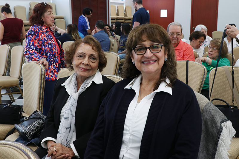 Desde la izquierda, Elizabeth Carrillo y Adela Herrera de la Legion de María de la parroquia Our Lady of Lourdes en Miami posan para la foto durante la charla sobre el documento Apostolicam Actuositatem, del Concilio Vaticano II, dedicado a los laicos. La charla fue parte de las actividades del Envío de los Movimientos Apostólicos Hispanos de este año, el 24 de enero, en La Ermita de la Caridad.