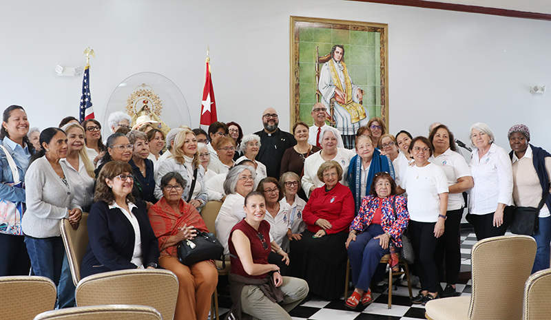 El P. Matthew Gómez, decano del programa propedéutico del Seminario St. John Vianney en Miami, quien fue el presentador principal del día del Envío de los Movimientos Apostólicos Hispanos de Miami, posa para la foto con algunos de los asistentes, el 24 de enero de 2026, en la Ermita de la Caridad de Miami.