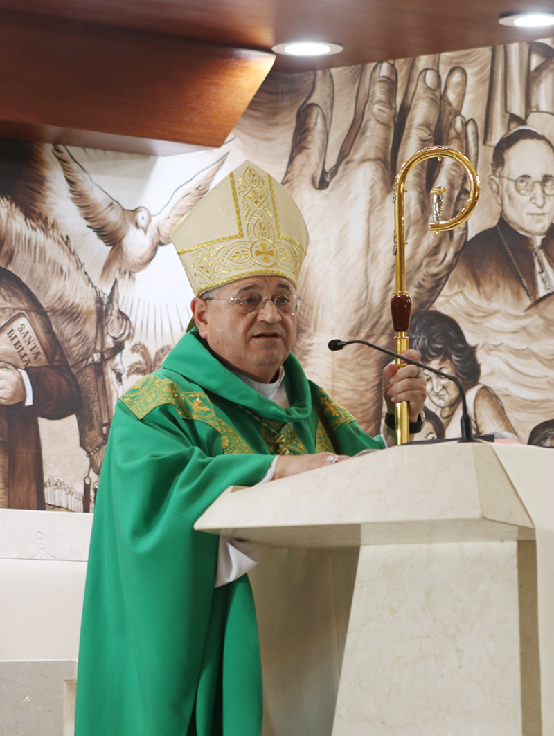 El Obispo Auxiliar de Miami Enrique Delgado durante su homilía de la Misa por el Envío Arquidiocesano de los Movimientos Apostólicos Hispanos reconoció la labor de los movimientos en la arquidiócesis por tantos años, el 24 de enero de 2026, en La Ermita de la Caridad en Miami.
