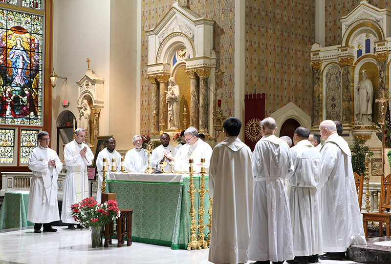 El sacerdote jesuita Rafael García, de origen cubano, de El Paso Texas, celebra la Misa en solidaridad con los migrantes el 28 de enero de 2026, en la iglesia Gesu, en el centro de Miami. La Misa fue concelebrada por sacerdotes arquidiocesanos y jesuitas que llegaron a Miami junto a delegados de La Red Jesuita de Migración de Estados Unidos y Canadá para su reunión anual.