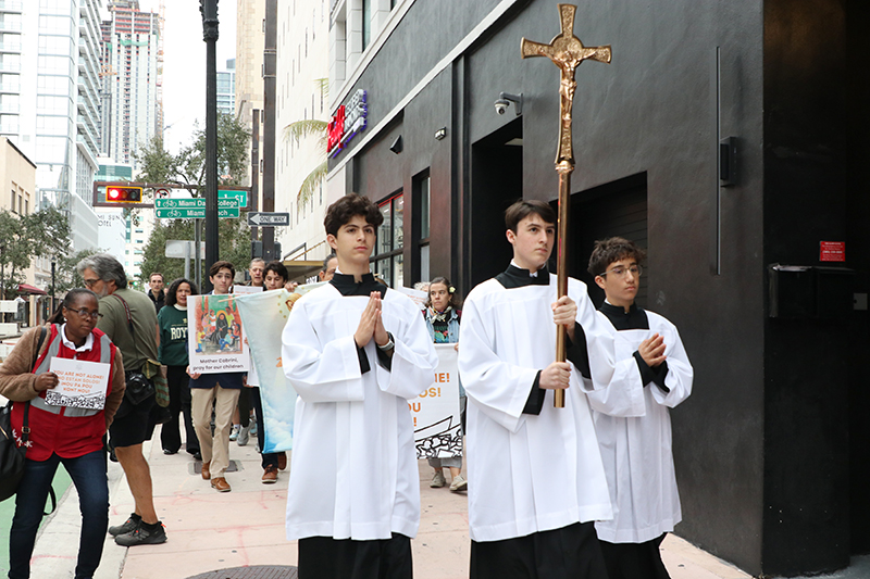 Estudiantes del colegio de Belén, desde la izquierda, Giuseppe Samararo, Gabriel Llamas y Diego Pérez, junto con estudiantes de otras escuelas católicas de Miami participan de la Misa y Procesión en solidaridad con los inmigrantes desde la Iglesia Gesu, en el centro de Miami, a la cercana corte de inmigración, el 28 de enero de 2026.
