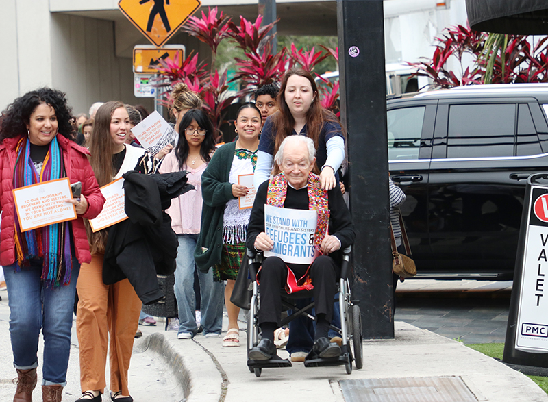 El P. Frank O’Loughlin, del Centro Guatemalteco-Maya en Lake Worth, Florida participa en la procesión desde la Iglesia Gesu en el centro de Miami, a la corte de inmigración cercana, en solidaridad con los inmigrantes, el 28 de enero de 2026.