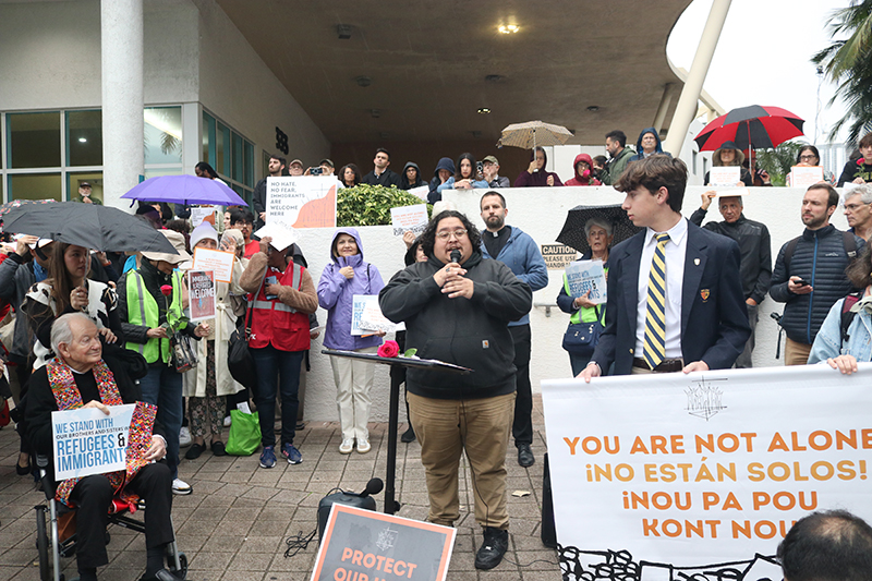 Jorge Palacios, miembro de la Red Jesuita por los Migrantes, canta durante el servicio de oración frente a la corte de inmigración en solidaridad con los migrantes, el 28 de enero de 2026.