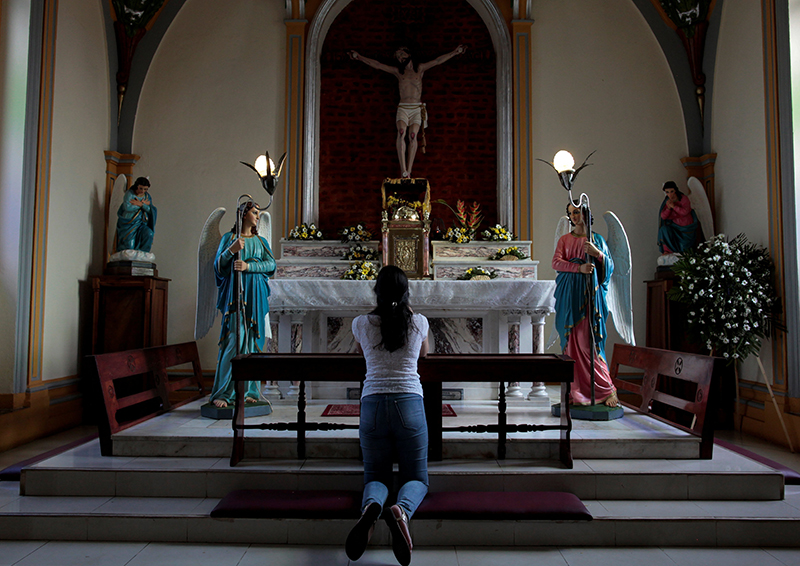 Una mujer reza después de la Misa en la iglesia de San Juan en Masaya, Nicaragua, el 14 de febrero de 2018.