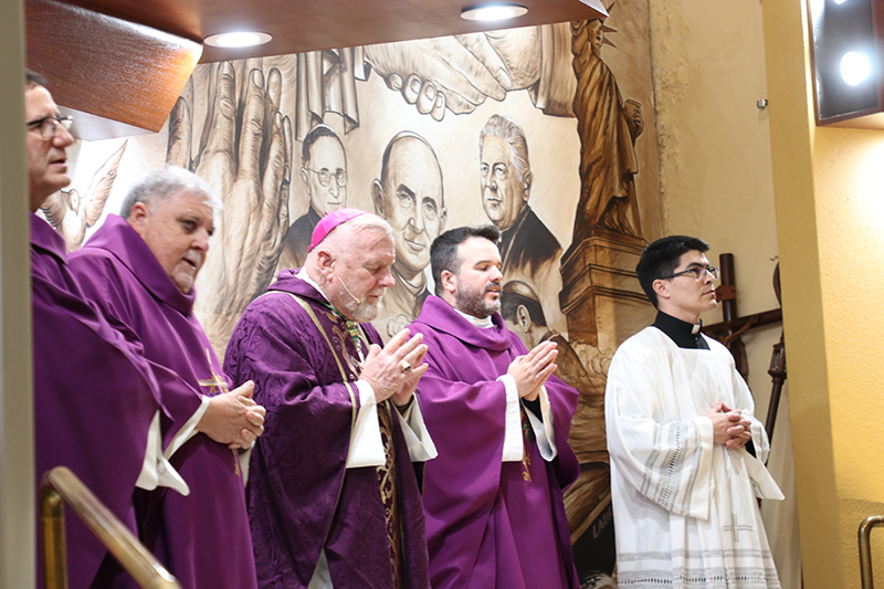 El Arzobispo Thomas Wenski (centro) presidió la Misa de conmemoración del centenario de la Asociación de los Caballeros Católicos, el 24 de febrero de 2026, en La Ermita de la Caridad. Concelebraron con el Arzobispo, desde la izquierda, el sacerdote cubano Alberto Reyes; el P. José Espino, rector de La Ermita de la Caridad de Miami; el P. Luis Cruz, párroco de la iglesia St. John the Apostle en Hialeah y el P. Agustín Estrada, sacerdote secretario del Arzobispo Wenski.